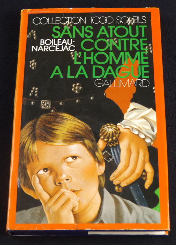  Sans atout contre l'homme à la dague, Boileau-Narcejac, Gallimard, Collection 1000 Soleils, jaquette de Henri Galeron           
